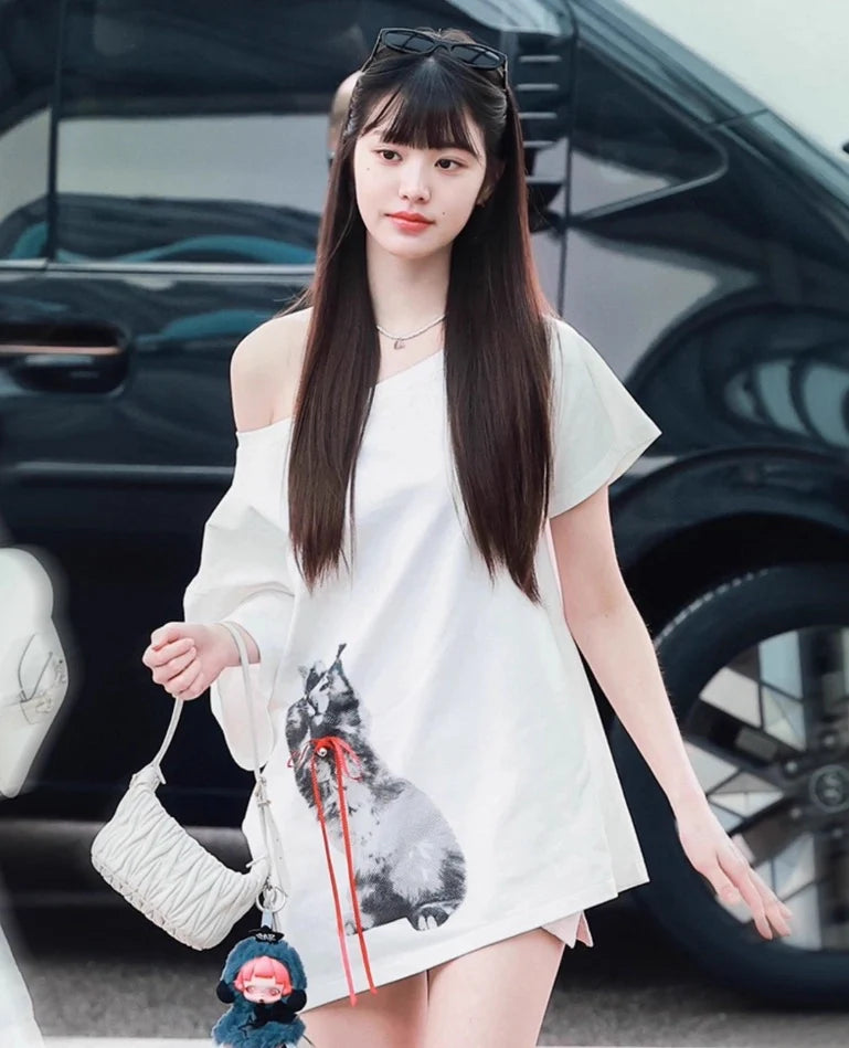 White Off-Shoulder Cat Print T-Shirt | Wonyoung – IVE